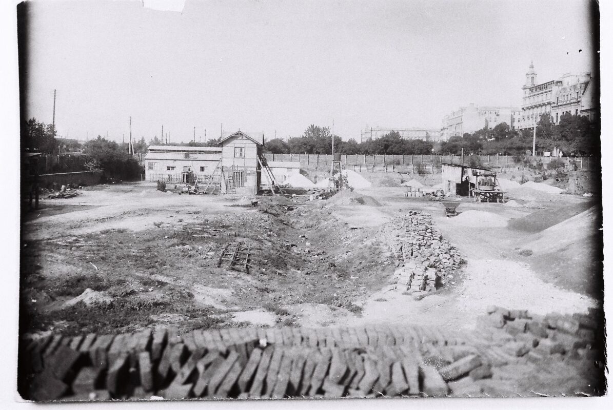 Sitio y materiales de obra. Comienzos de obra