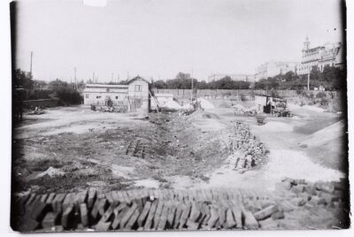 Sitio y materiales de obra. Comienzos de obra