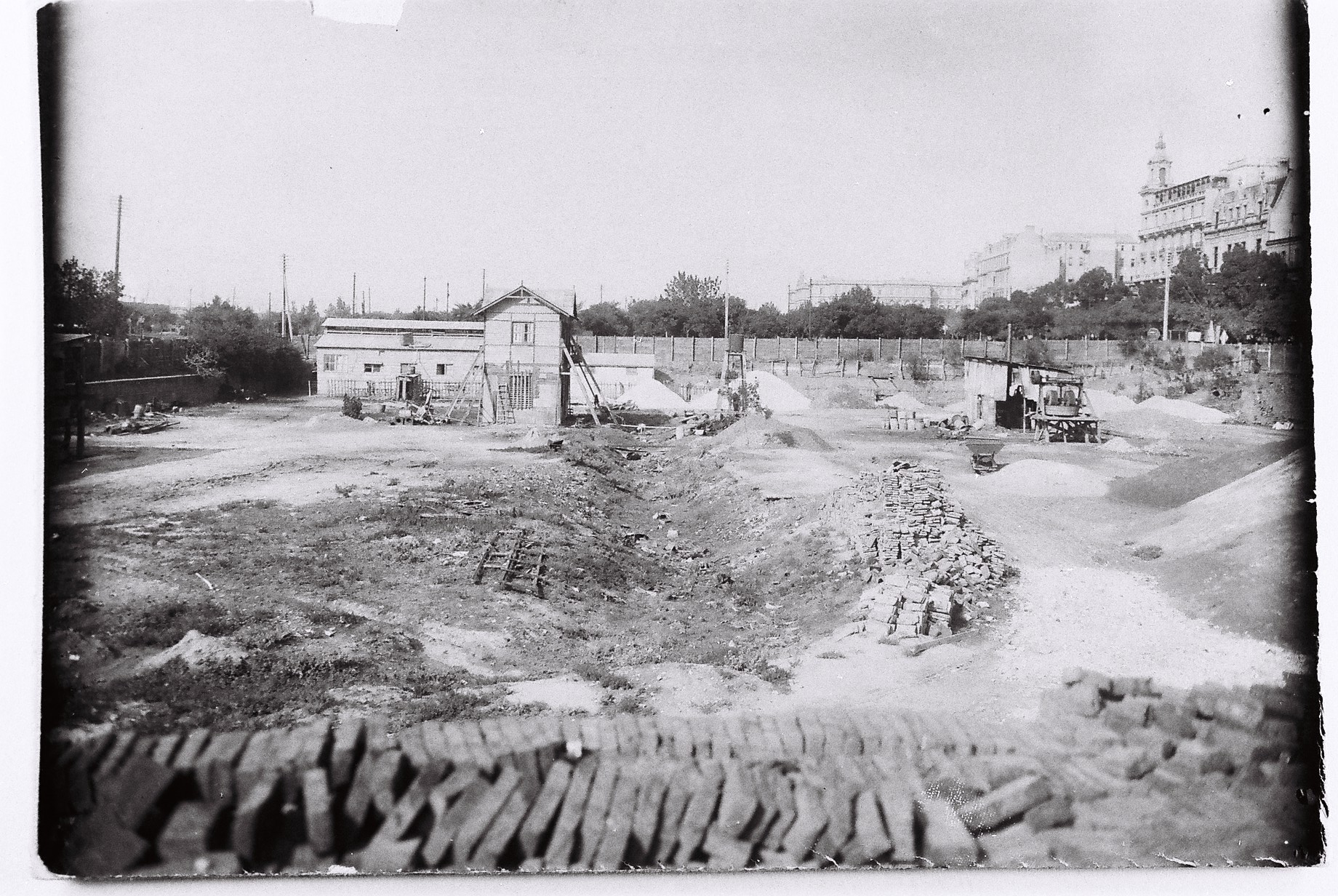 Sitio y materiales de obra. Comienzos de obra