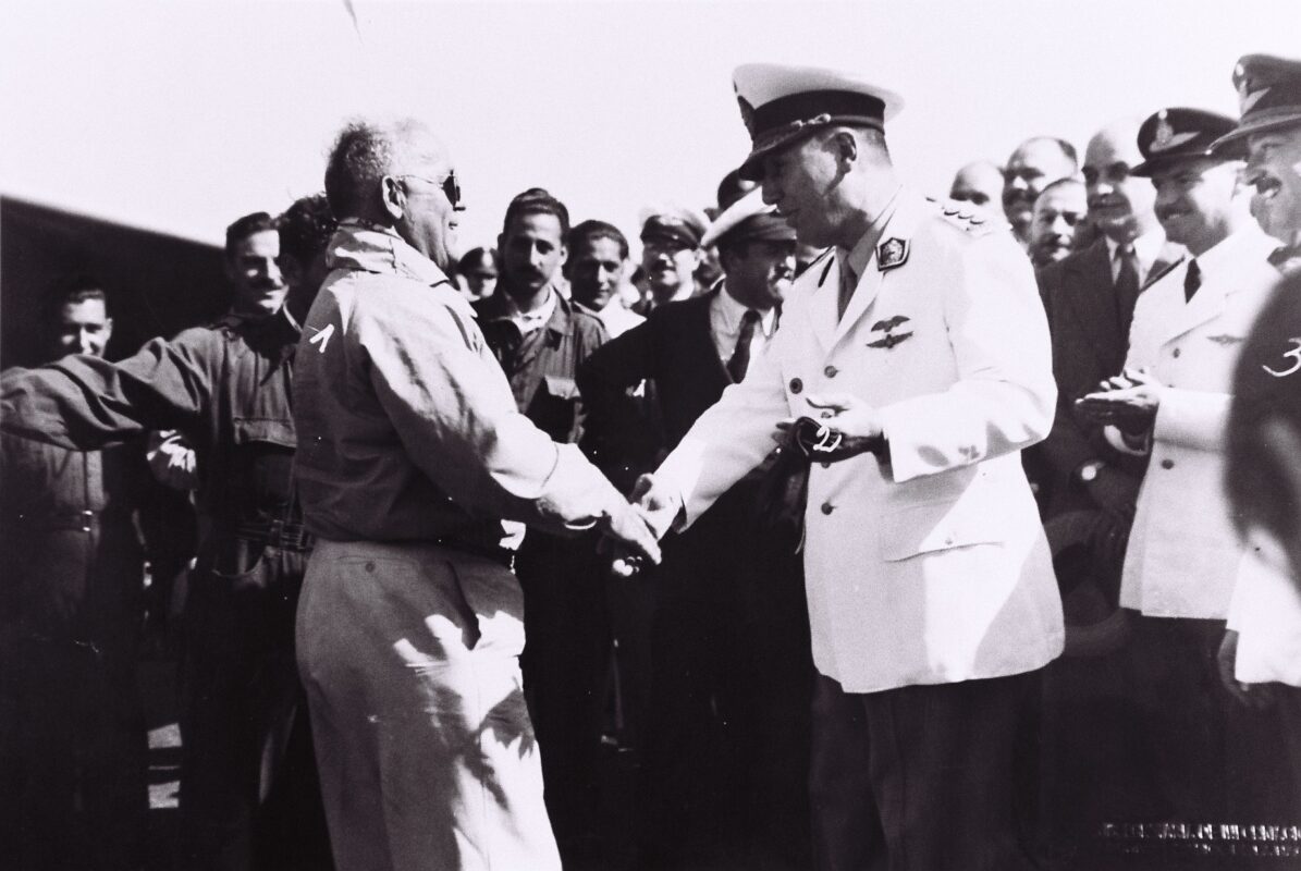 Perón saluda al diseñador del Pulqui II