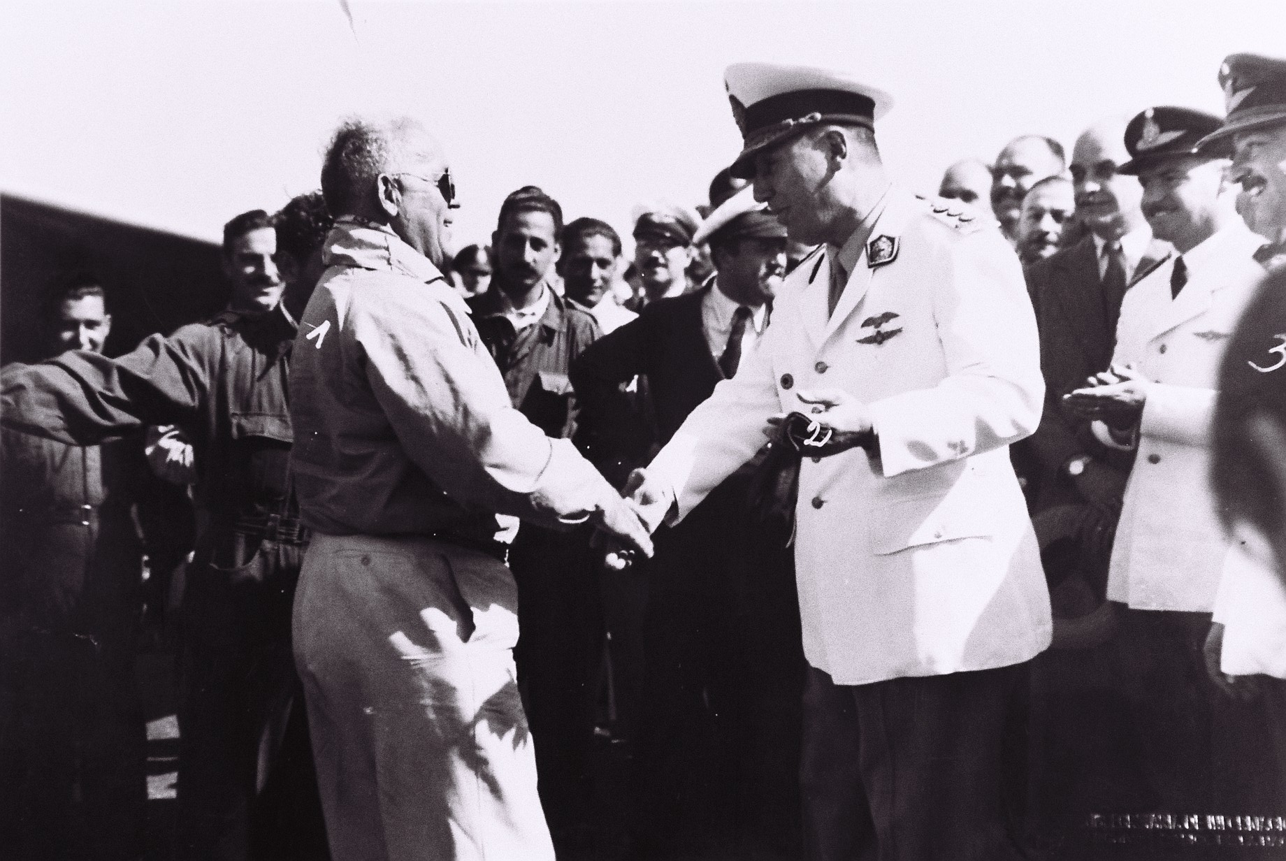 Perón saluda al diseñador del Pulqui II
