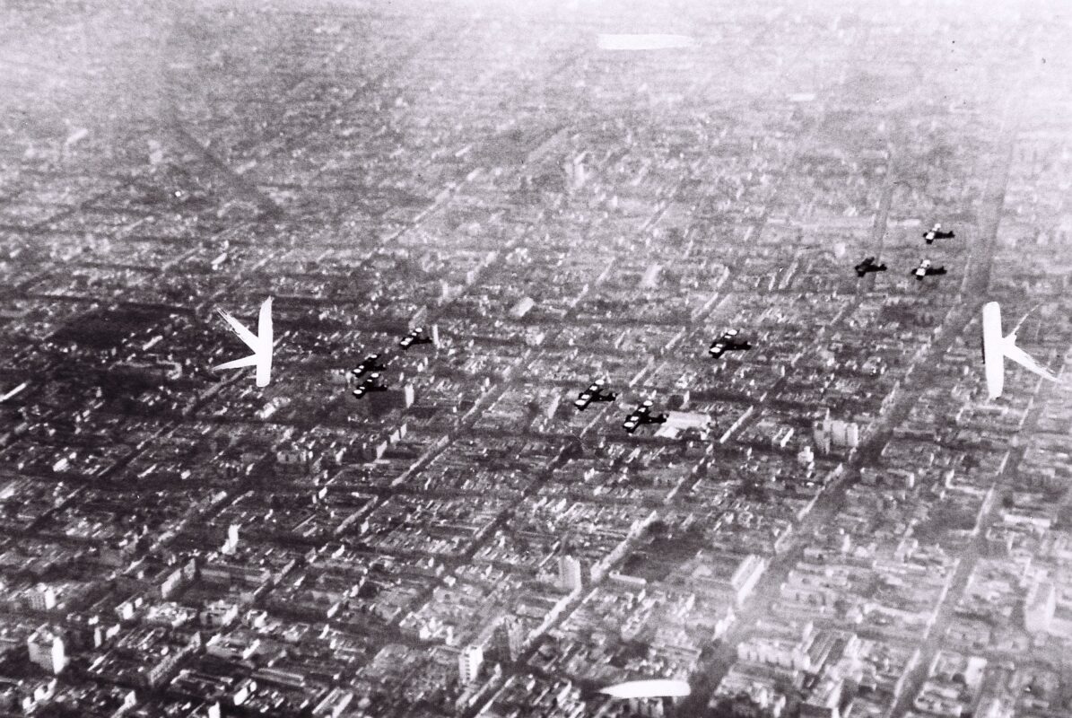 Aviones del ejército volando