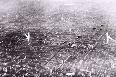 Aviones del ejército volando