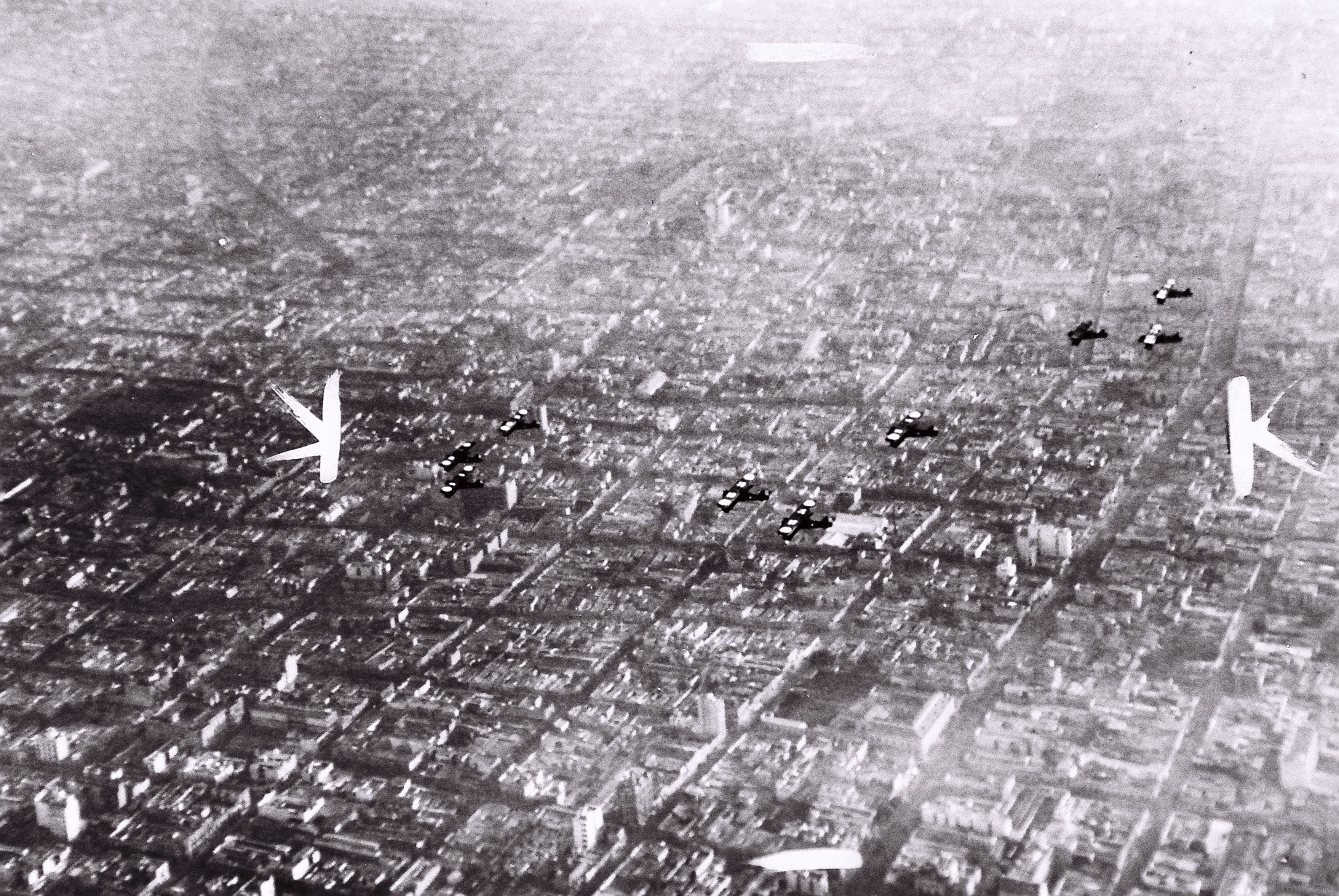 Aviones del ejército volando